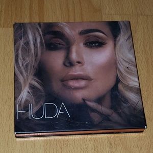 HUDA BEAUTY 3D DIMENSIONAL HIGHLIGHT Palette